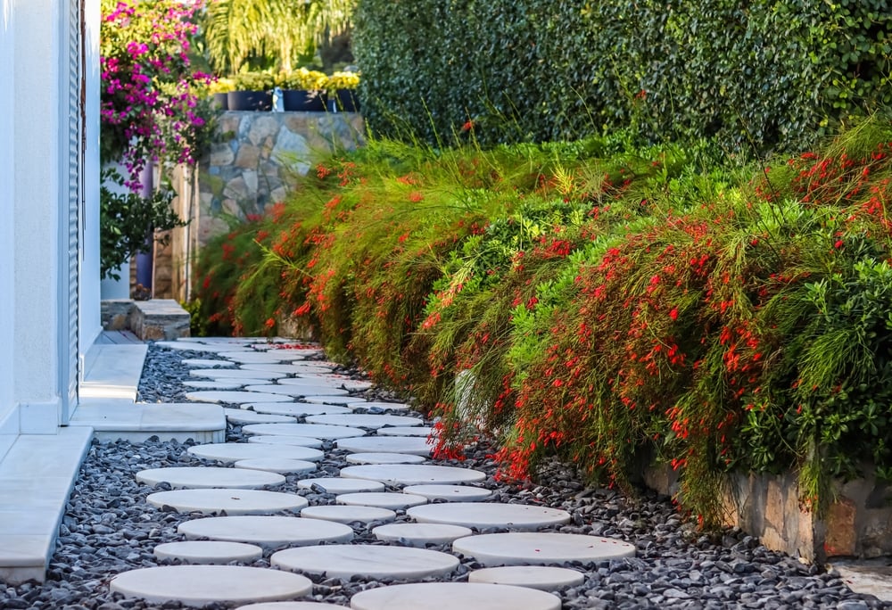 Roundwhitemarblewalkwaywithblackgravelinthegarden | h3 outdoor design & construction Stonework Design in Backyard